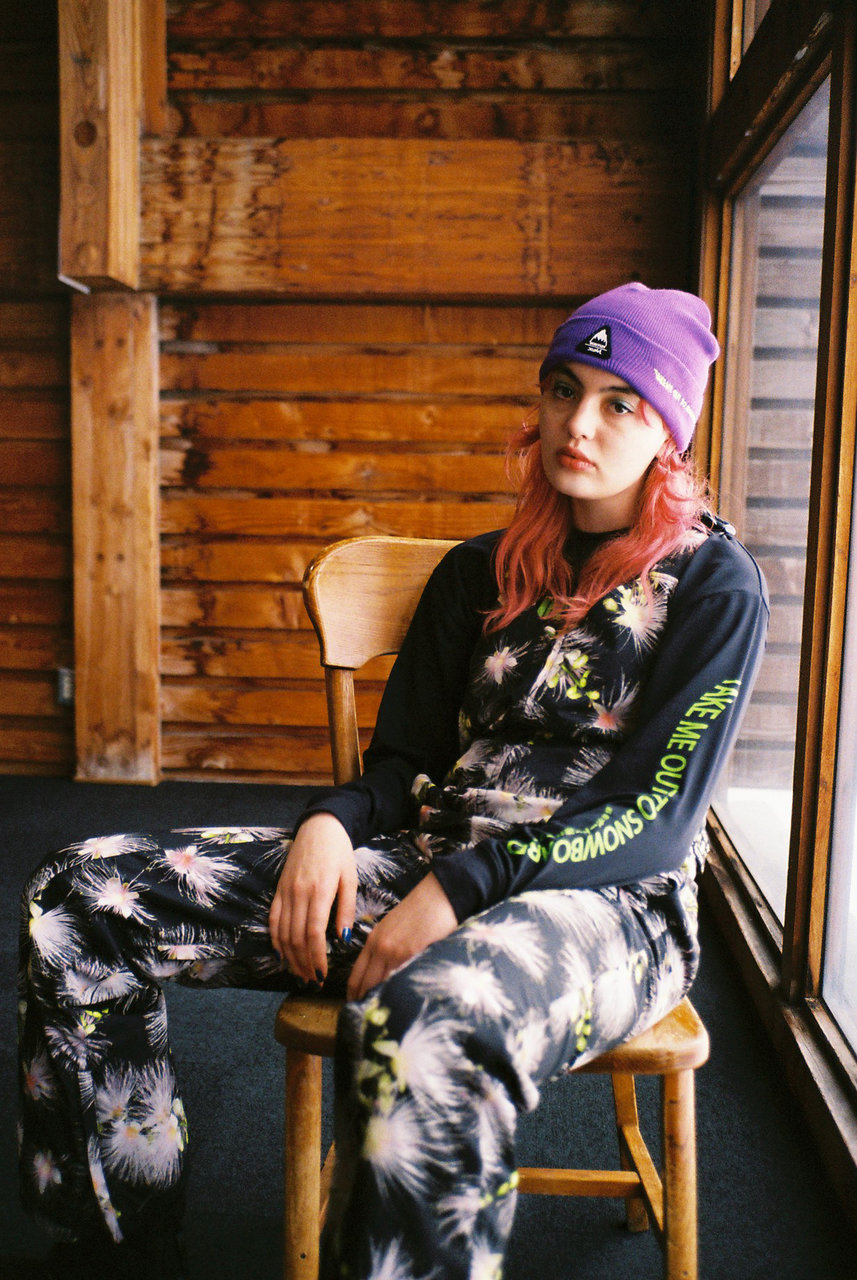 X-girl × BURTONのスノーボードウェアがおしゃれ♡タウンユースでも