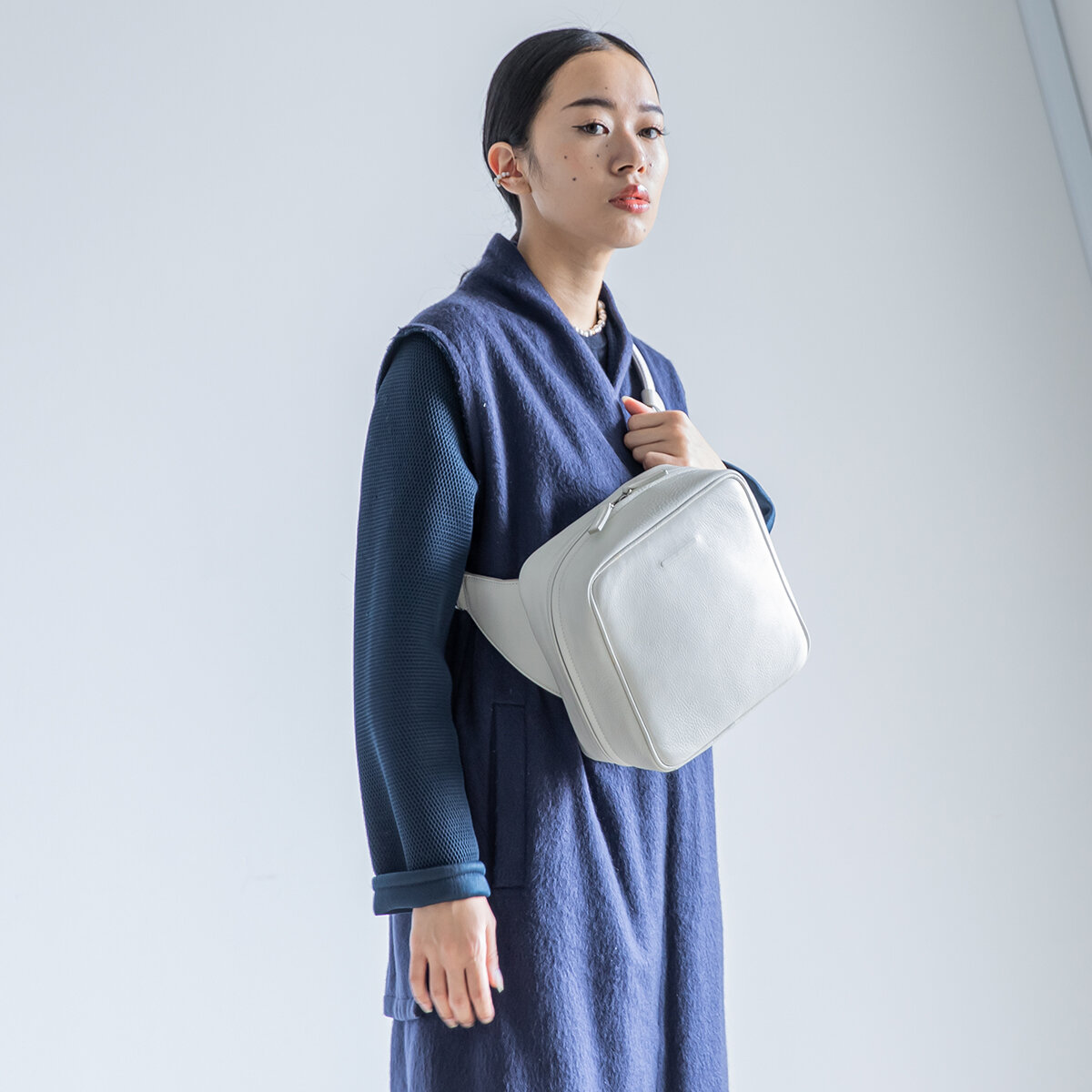 カメラを美しく持ち、美しく撮る。ファッションに馴染む