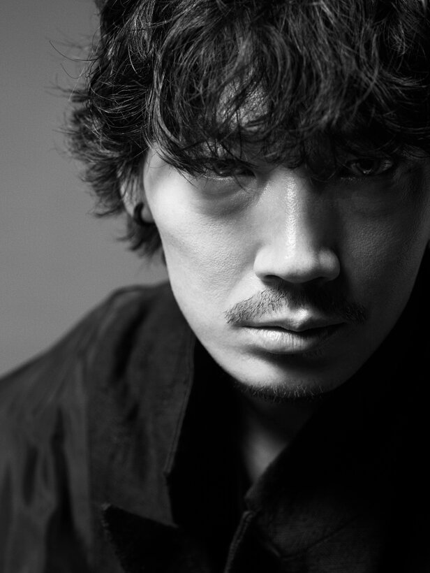 綾野剛×操上和美 前代未聞、圧倒的なスケールの肖像作品集「Portrait