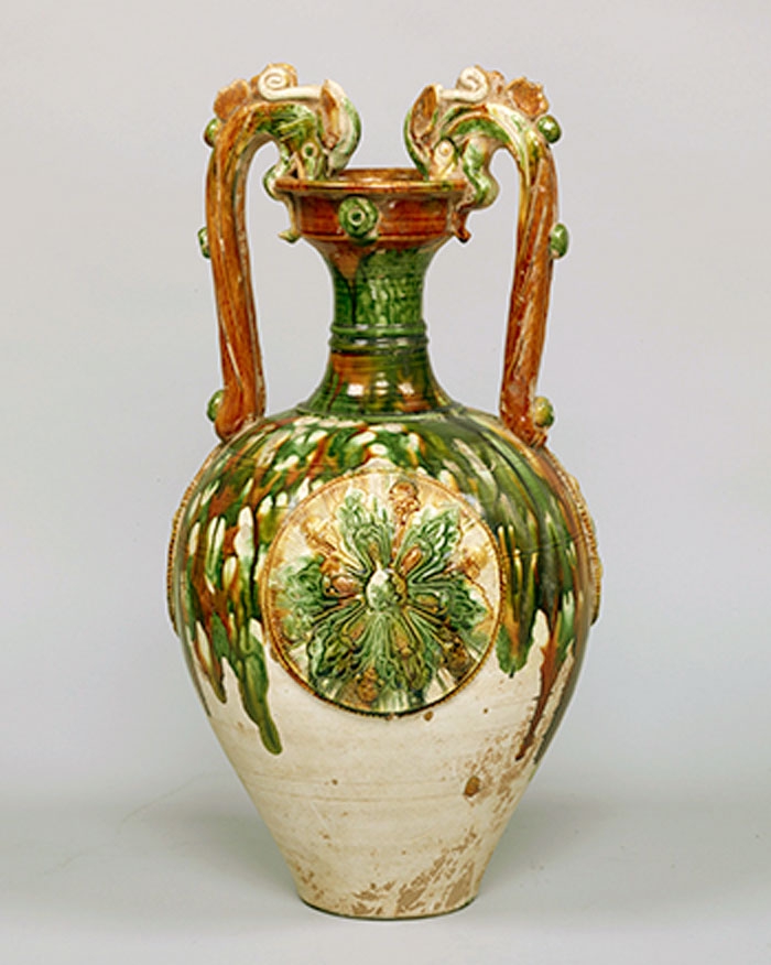 中国古美術・旧蔵の三彩陶器、静かに立つ嘶く駱駝の上の仕女俑