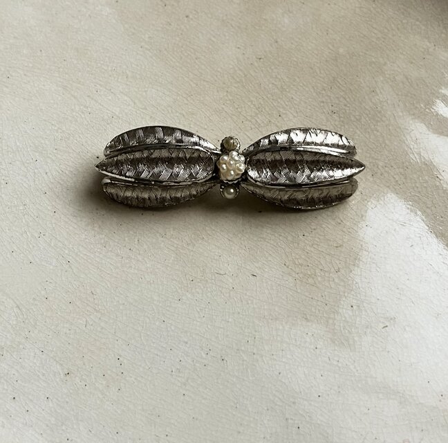 イギリス ヴィクトリア朝 リボンブローチ ヴィンテージ | iichi 日々の