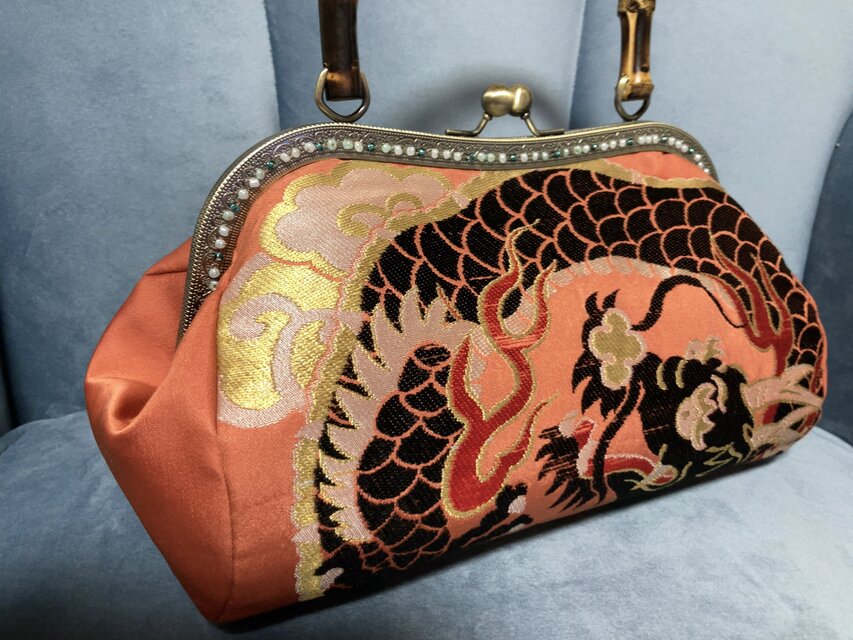 ☆バンブーがま口バッグ 焼きバンブー持ち手 朱のドラゴン☆ | iichi