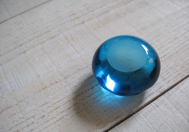 光の模様のぺーパーウェイト No.18（青） | iichi 日々の暮らしを