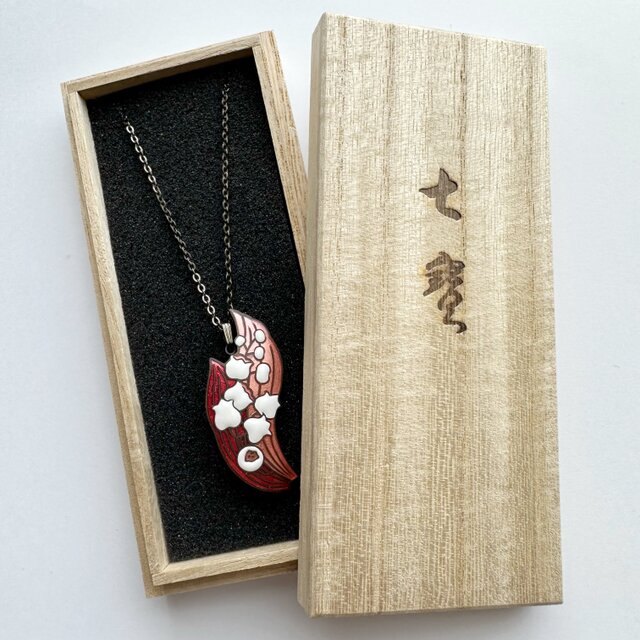 すずらん【Red】 七宝焼のペンダント 丹銅メタル七宝 | iichi 日々の