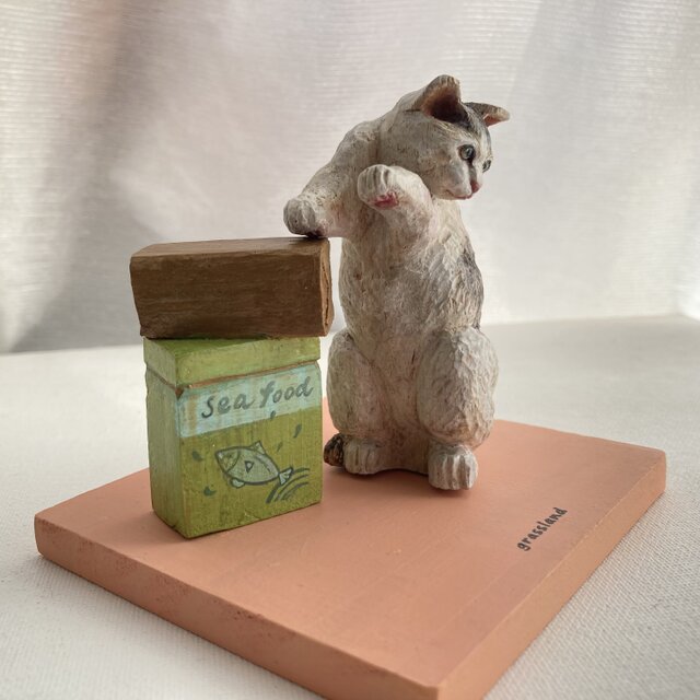 木彫り猫の置物（白キジ猫） | iichi 日々の暮らしを心地よくする