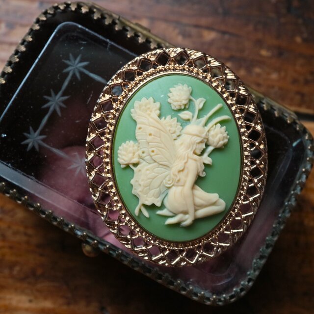 カメオのブローチネックレス 花の前に座る妖精（グリーン） | iichi