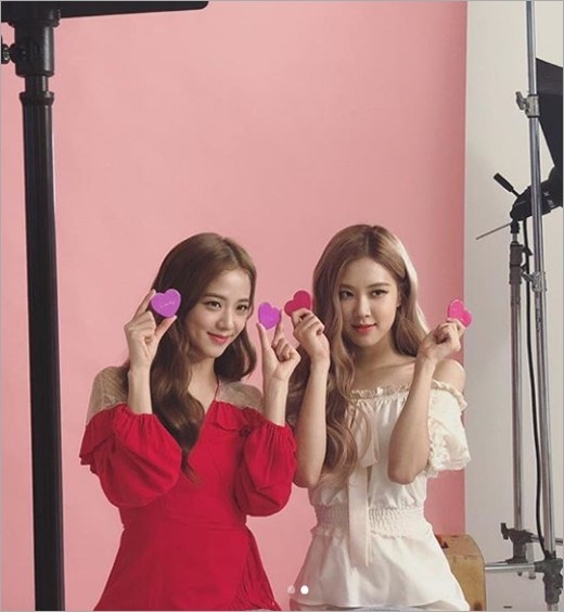 BLACKPINK ジス＆ロゼ、可愛すぎるショット公開…ハートを持って