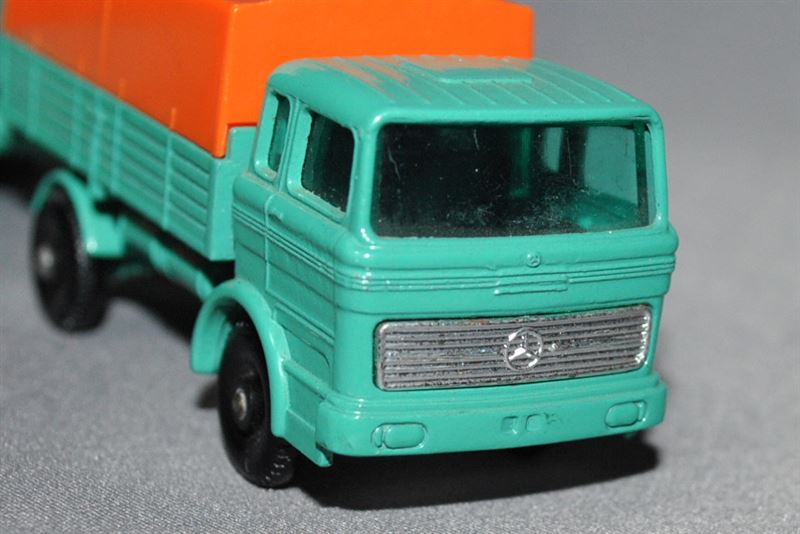 英国マッチボックス、No.1/No.2 メルセデス トラックトレーラー｜覆面