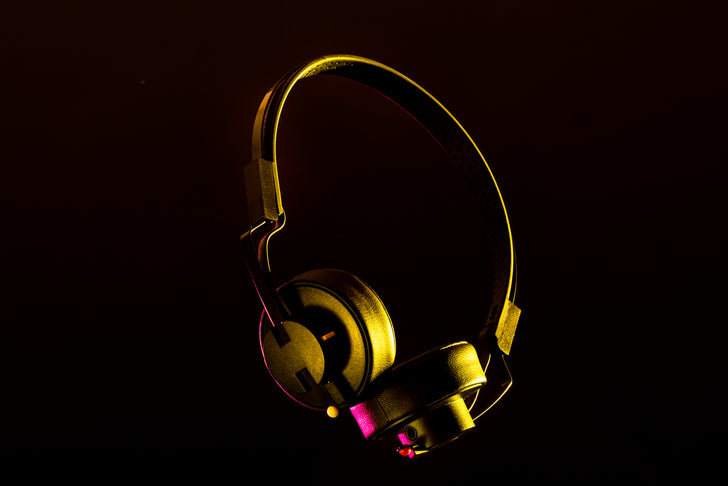 持っているだけでワクワクする｡Teenage Engineeringのヘッドホンは