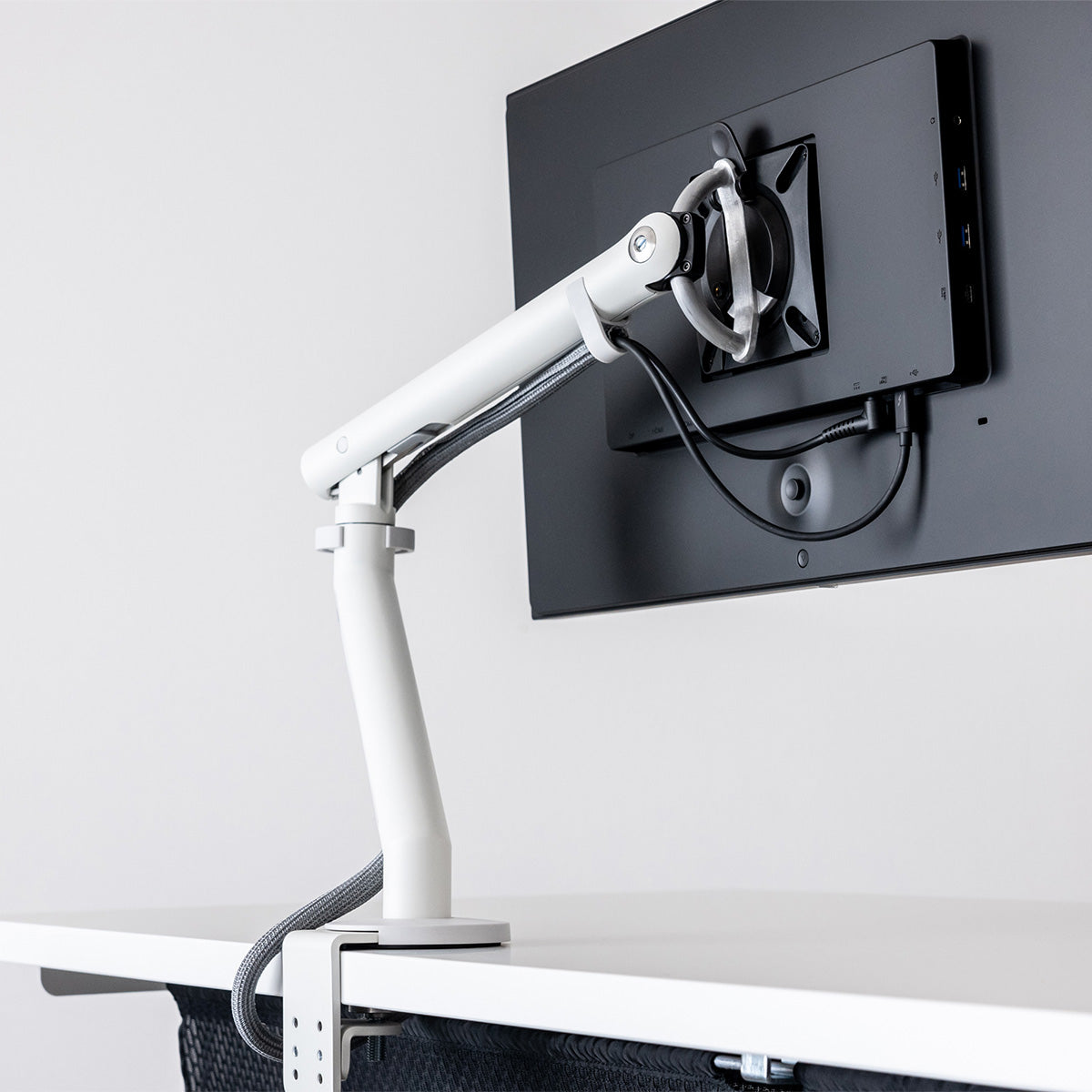 ハーマンミラーのモニターアーム『Flo Monitor Arm (White)』を販売