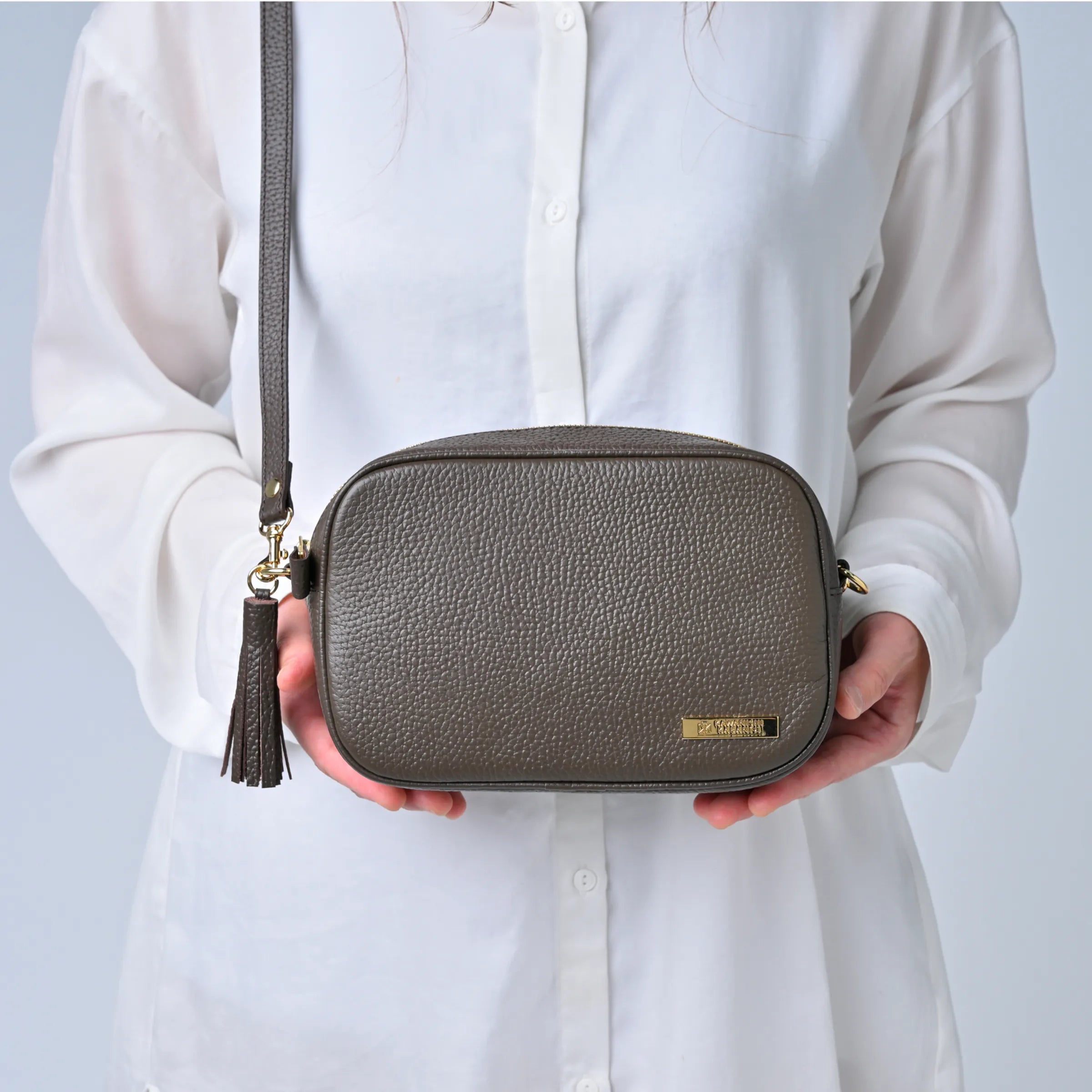 ミニレザーショルダーバッグ 2WAY 本革ポーチとしても使える タッセル