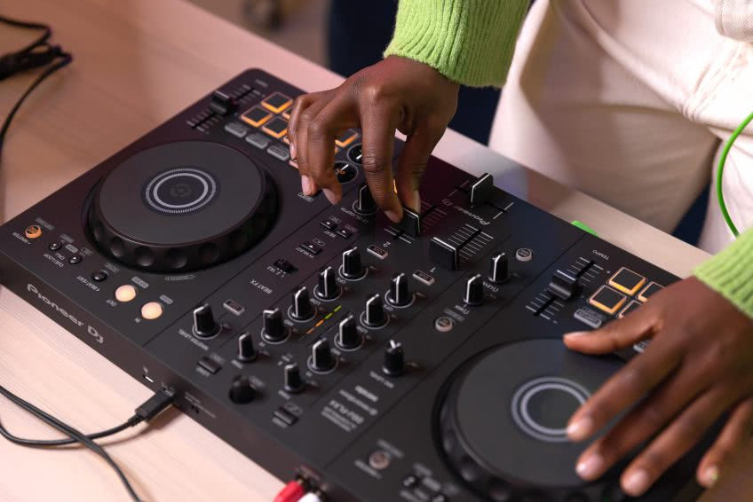 DIGITAL DJ SYSTEM PIONEER DDJ-FLX4 SERATO - A. Ally & Sons