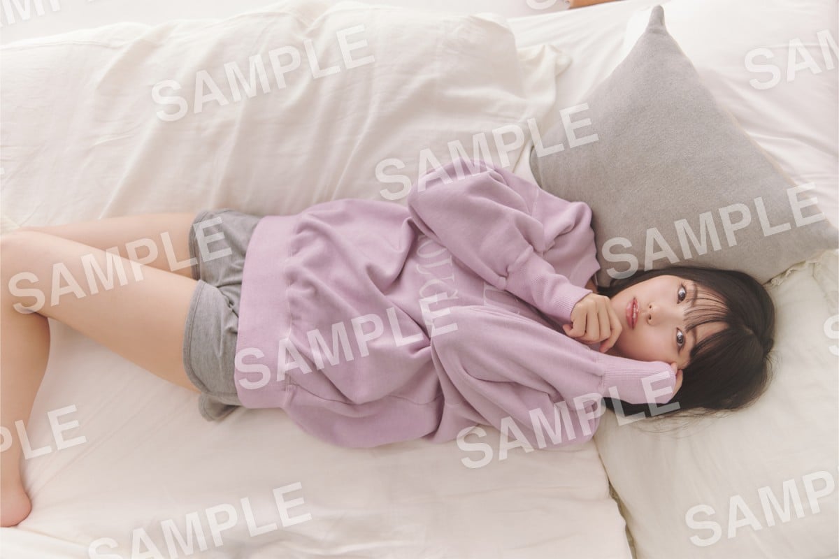 乃木坂46・中西アルノ、すらり美脚披露の寝ころびショット 5期生写真集