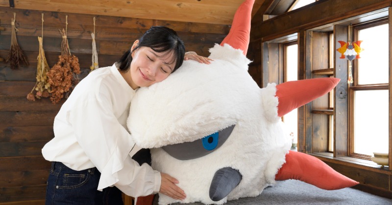 ポケモン「等身大メラルバぬいぐるみ」登場 もふもふ＆触り心地が抜群