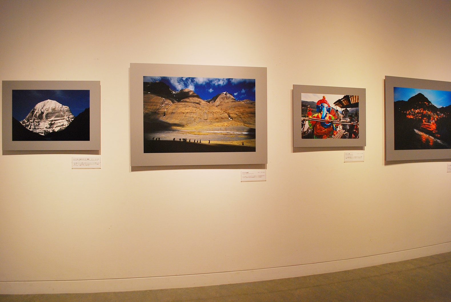 野町和嘉写真展「聖地巡礼」 | 株式会社クレヴィス