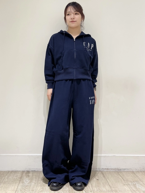 30周年記念スウェットセットアップのスタイリング | Gap公式オンライン