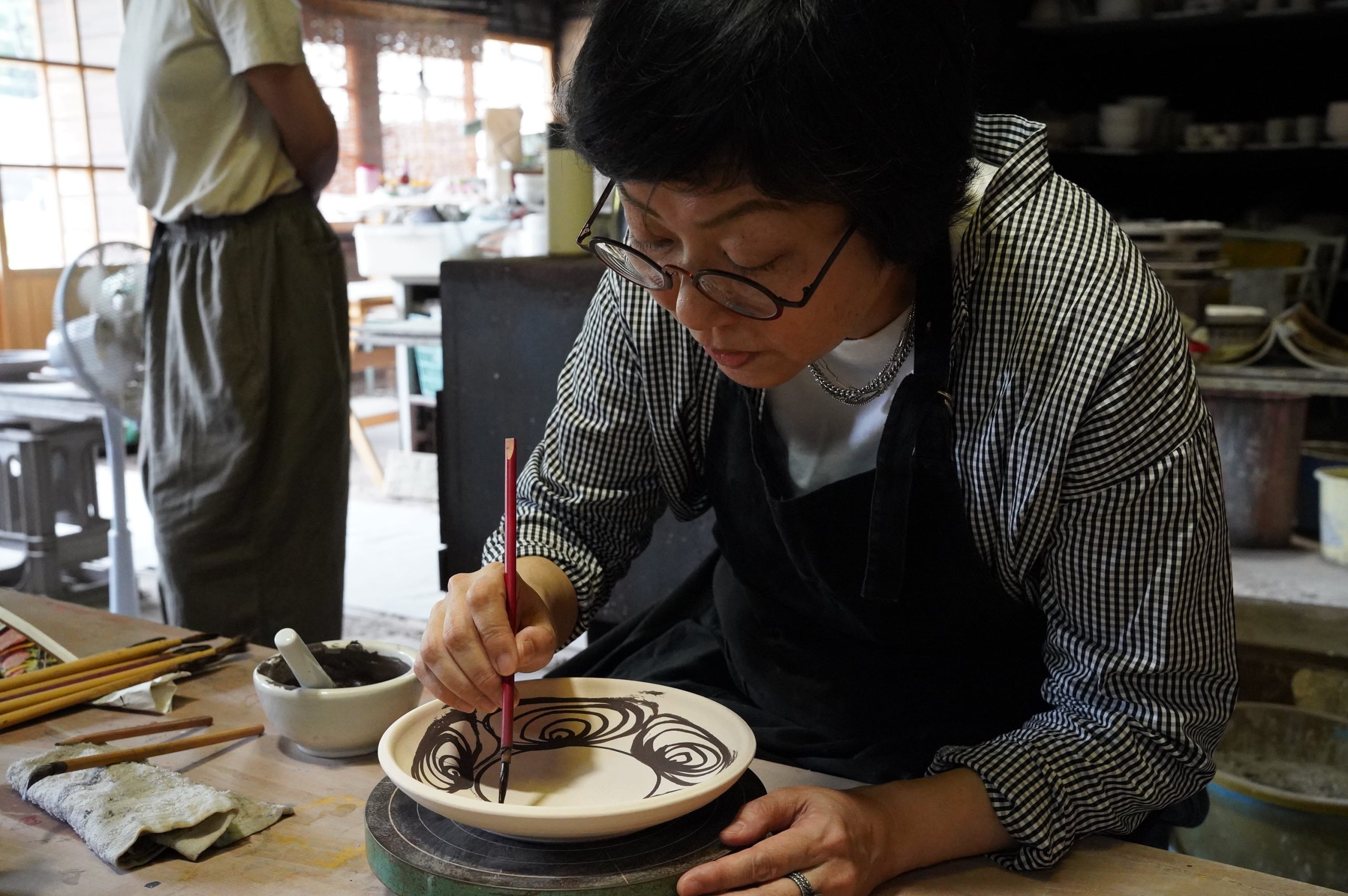 瀬戸・民藝】筆をはしらせる【馬の目皿（20cm）】絵付体験！民藝・柳
