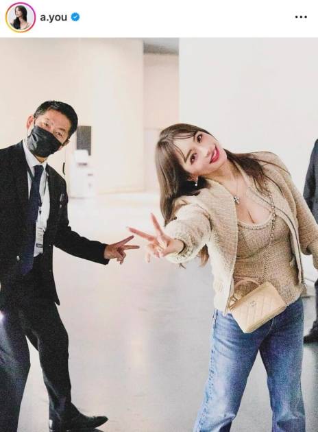 浜崎あゆみ、成都公演も無事終了！笑顔のピースSHOTに「中国でも大人気