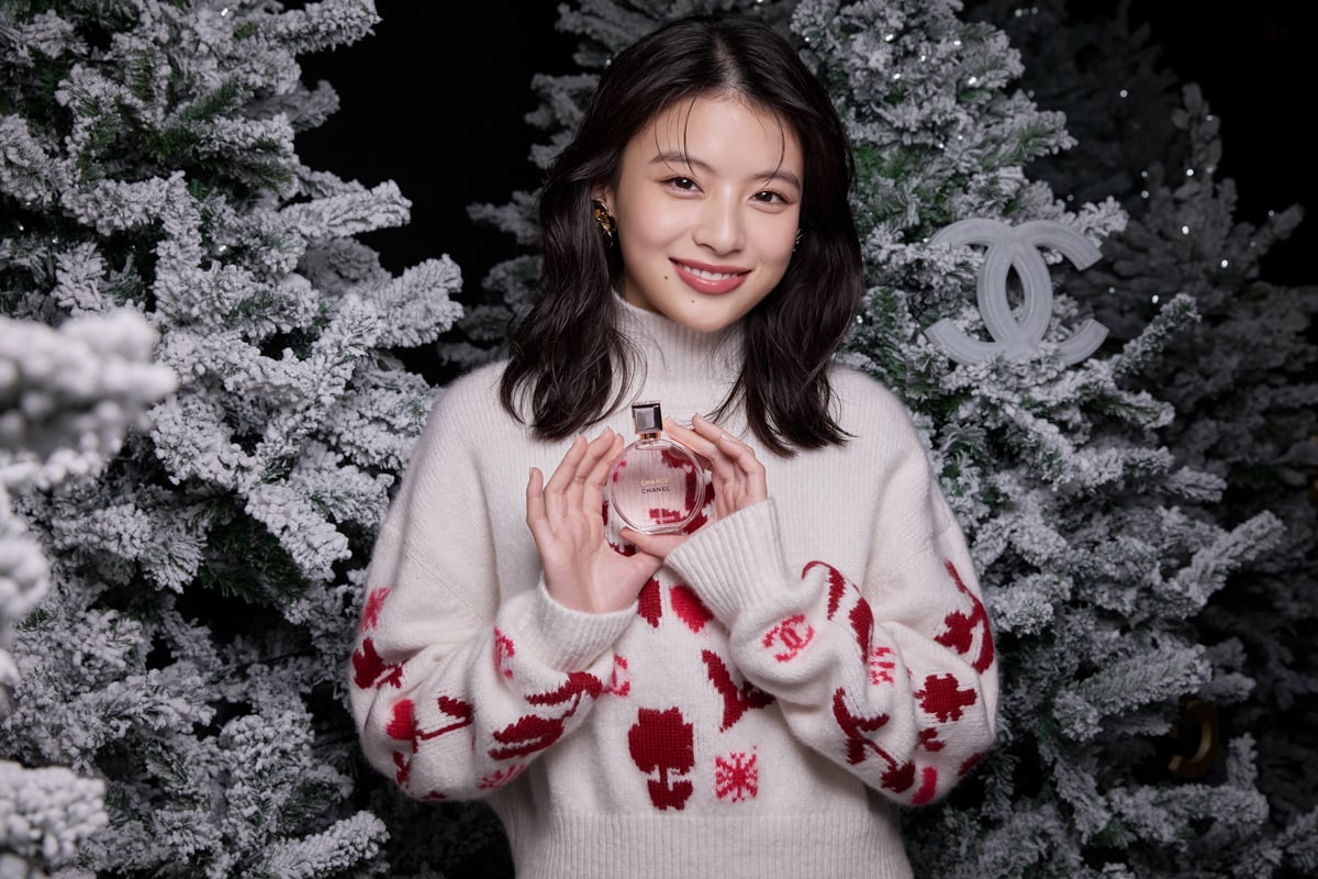 出口夏希が「シャネル」のフレグランスと迎えるホリデー 心ときめく