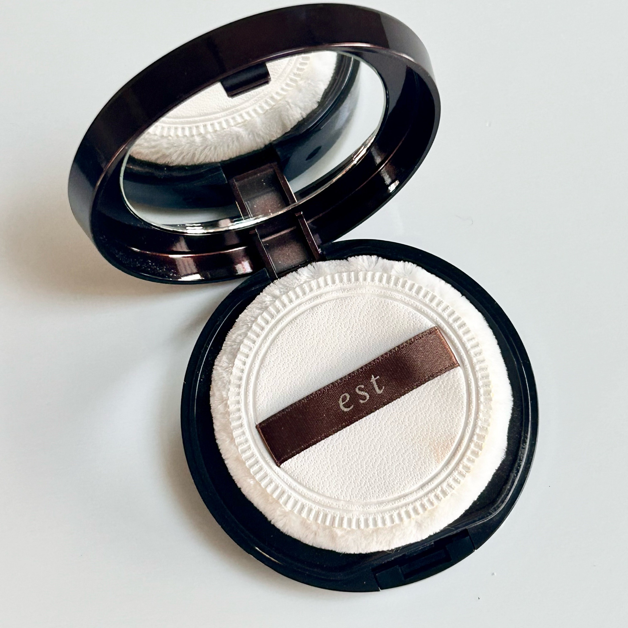 エスト / ブライトニング プレストパウダー パールの公式商品情報