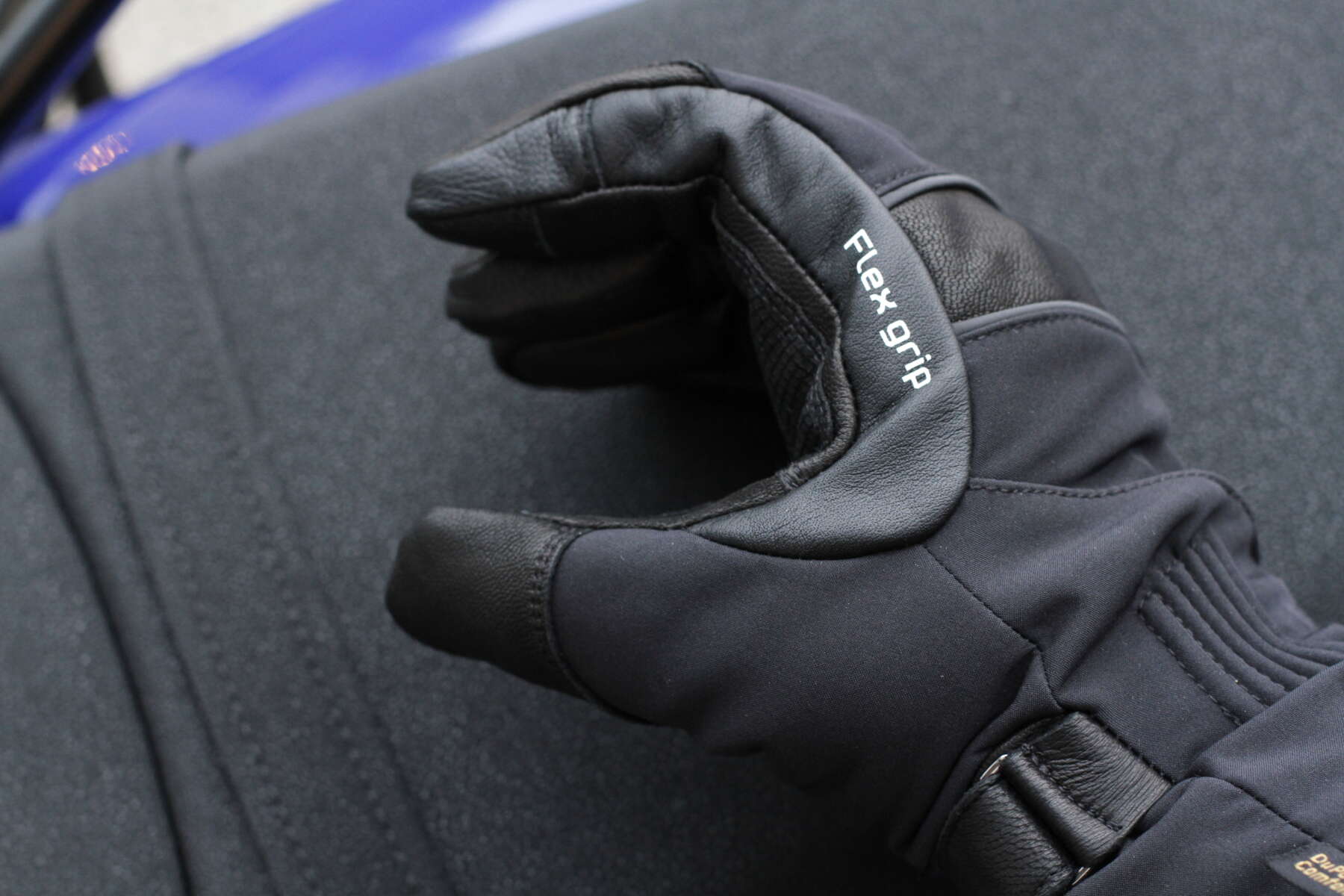 指先までしっかりあったかい！ 税抜き価格で2万を切るバイク用電熱