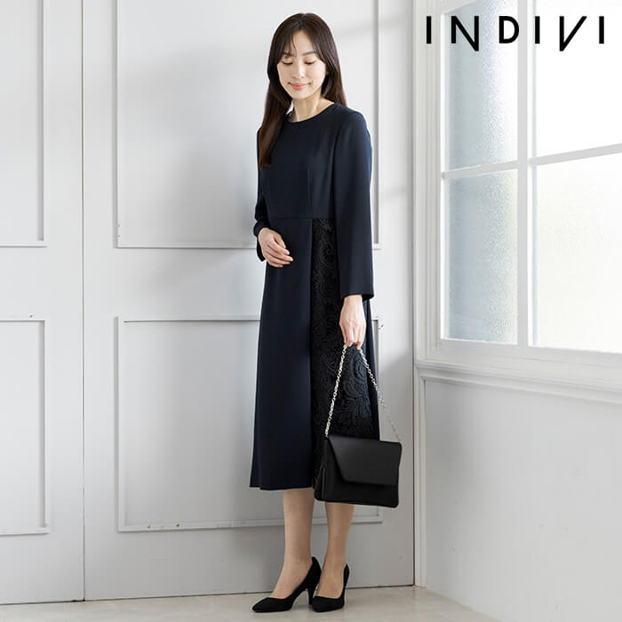 斜め切替とレースが魅せるモードなワンピース 9号・ネイビー｜東京