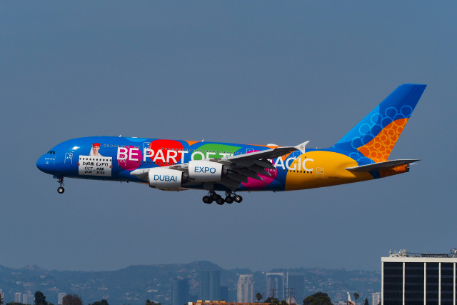 エミレーツA380エキスポ新塗装機、ドバイ万博会場上空を飛行 | FlyTeam