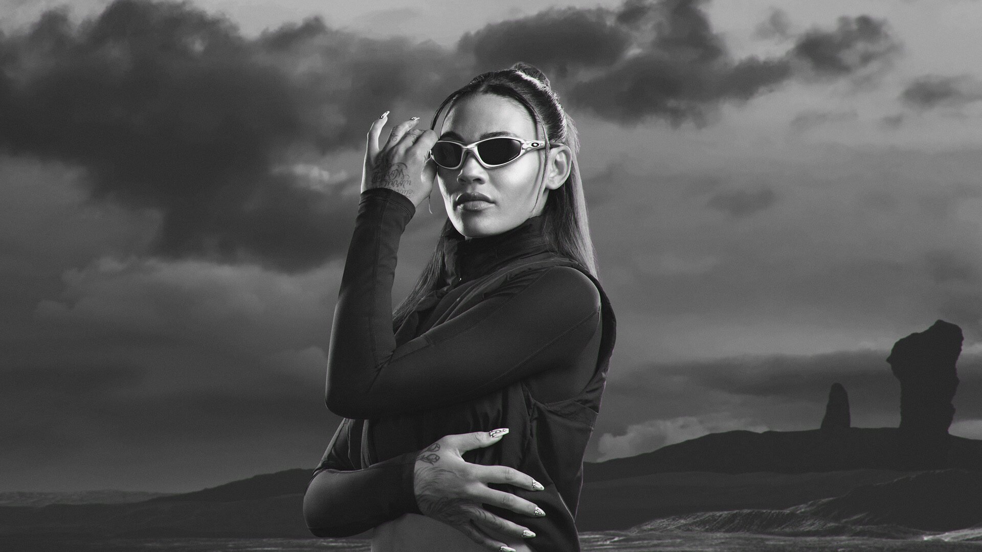 オークリーが限定版「MUZM STRAIGHT JACKET 99」を発表 ｜ FLY