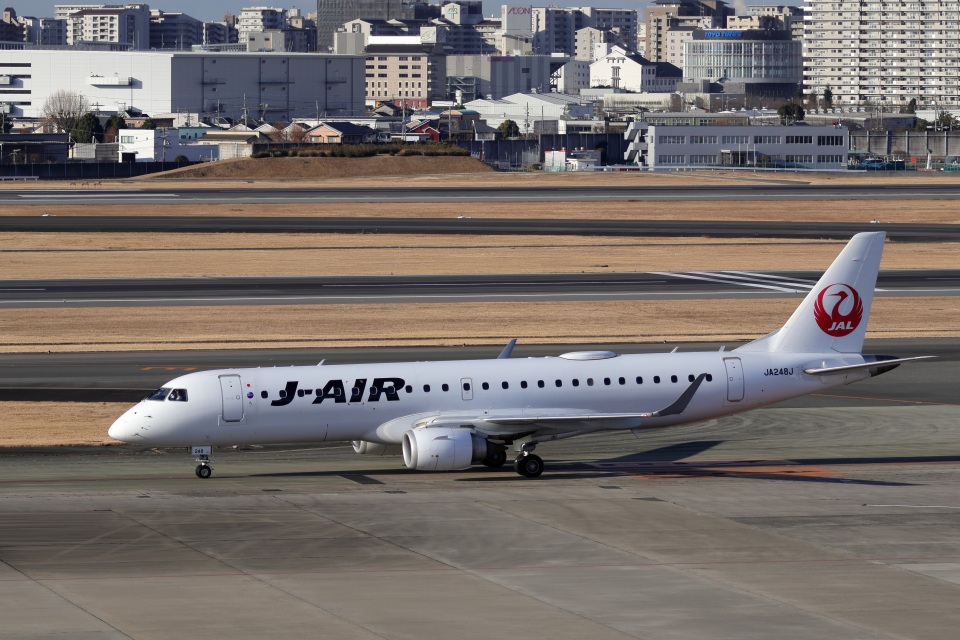 ジェイエア Embraer 190 JA248J 伊丹空港 航空フォト | by gubancheng