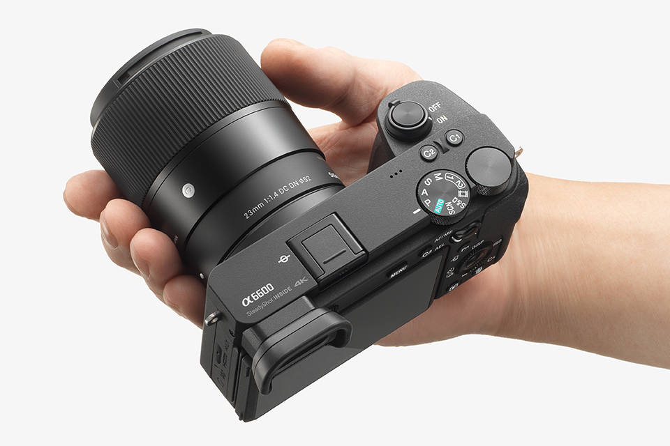 F1.4の明るさと使いやすい画角、常用できる大口径広角レンズ「SIGMA