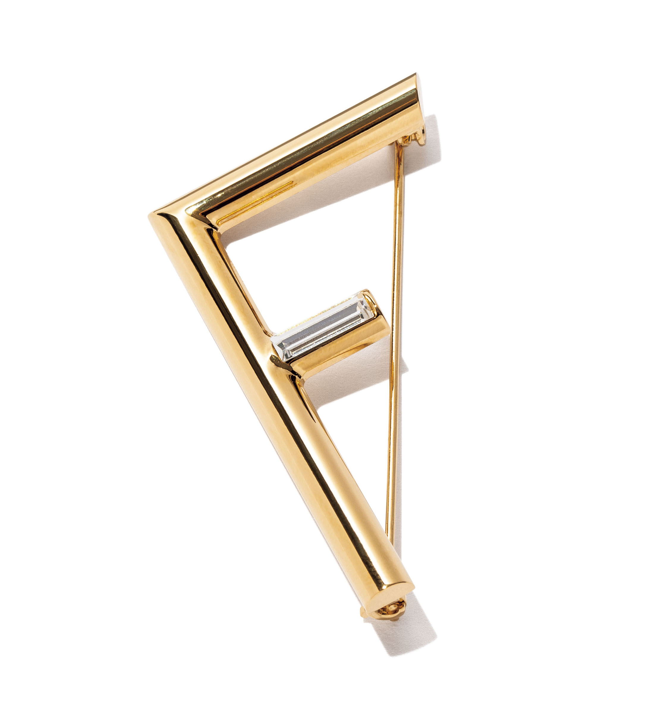 フェンディの優美なブローチは、コーデのワンポイントに最適！ | GINGER