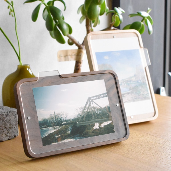 PhotoStand」写真が簡単に交換できる写真立て、本物の無垢材を使用した