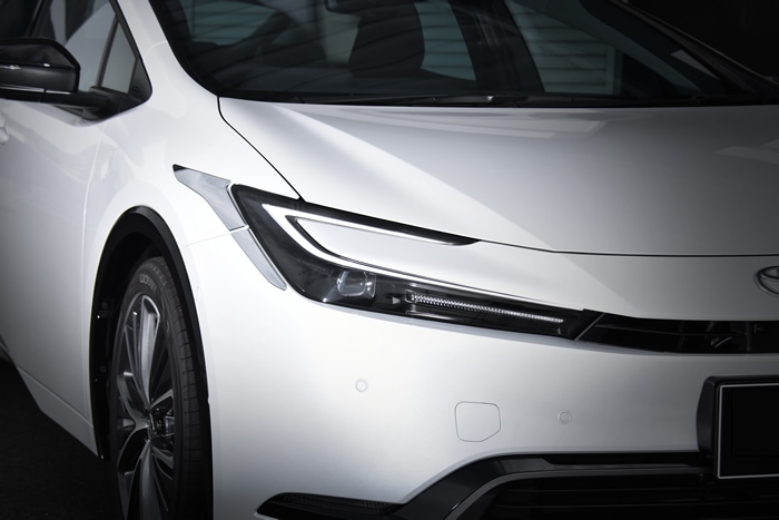 プリウス60系専用 ヘッドライトガーニッシュを販売中です。カスタム