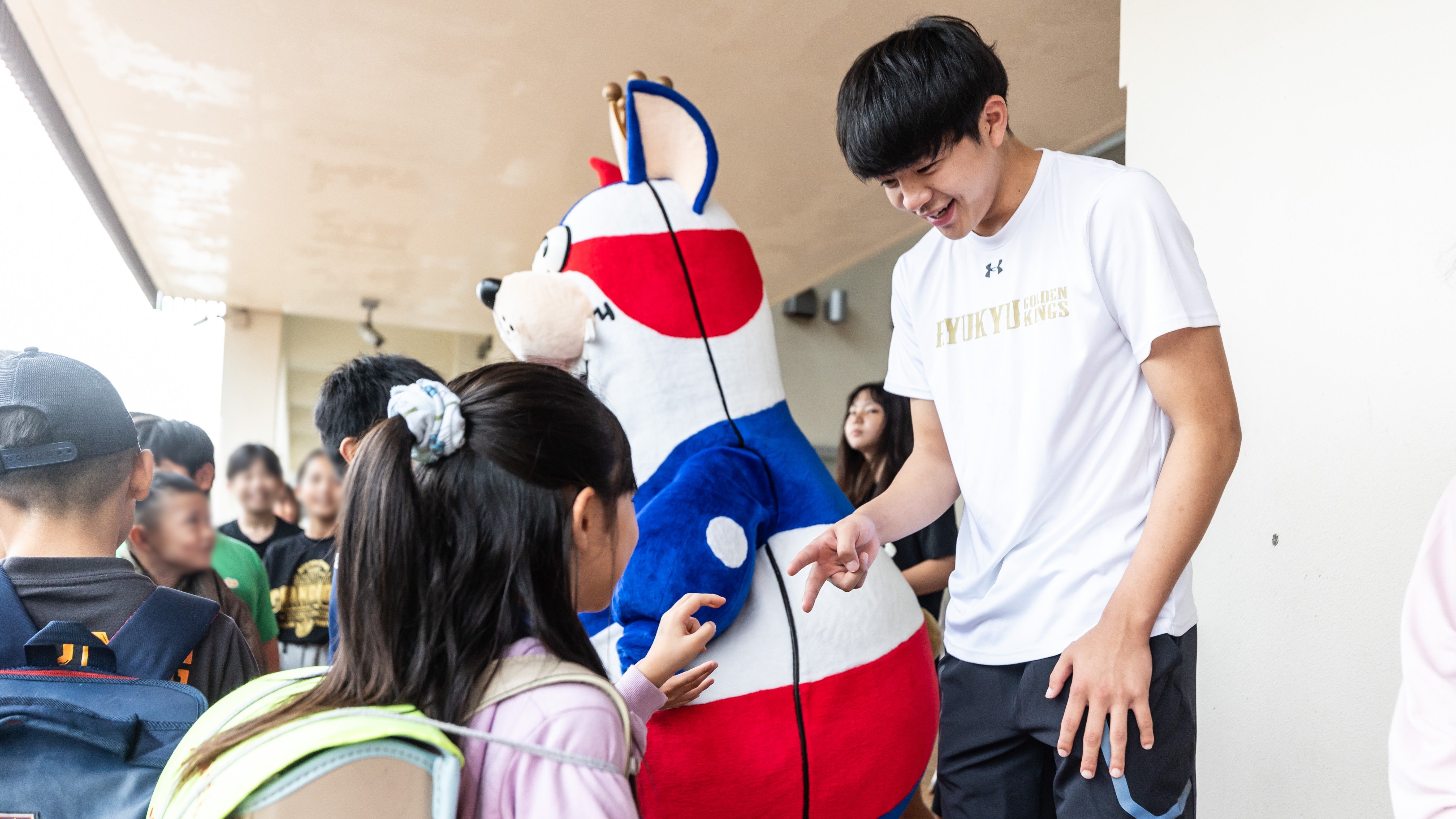 77 佐取選手がゴーディーと朝のあいさつ運動に参加しました | 琉球