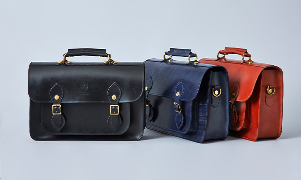 トラディショナルな見た目で実用的、大きめサッチェルが男性から支持を