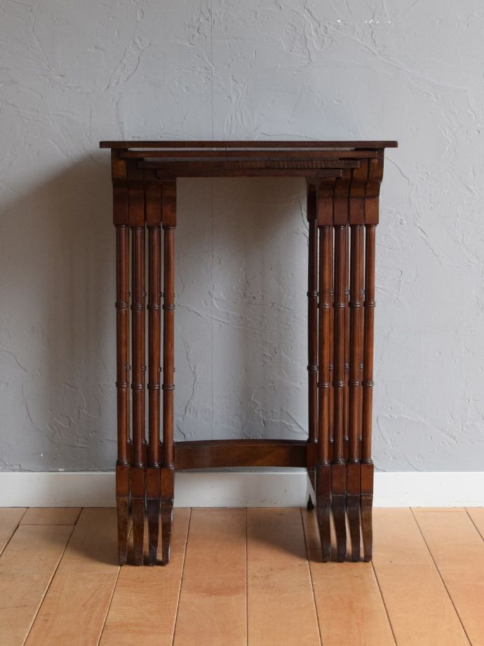 英国から届いた4台セットのテーブル、天板に象嵌が入ったネスト