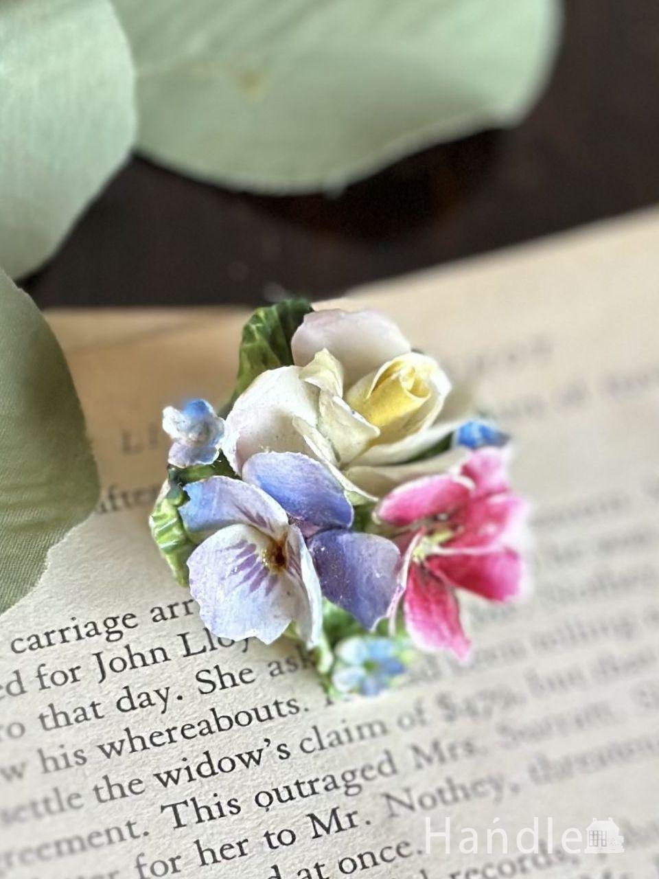 イギリスから届いたアンティークのお花、陶磁器で出来た陶花のブローチ