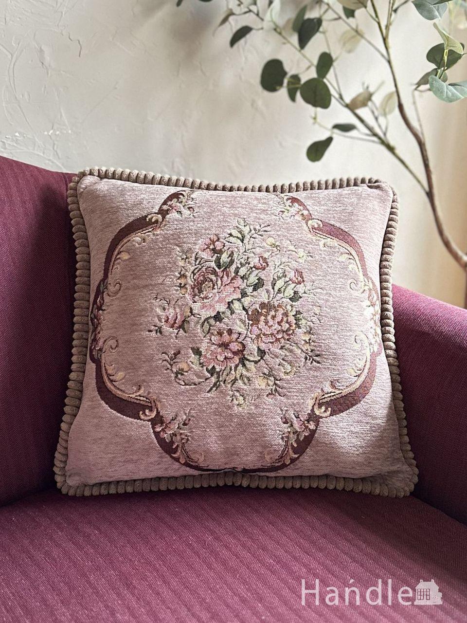 プチポワン調のおしゃれなクッションカバー、花柄の刺繍が華やかな