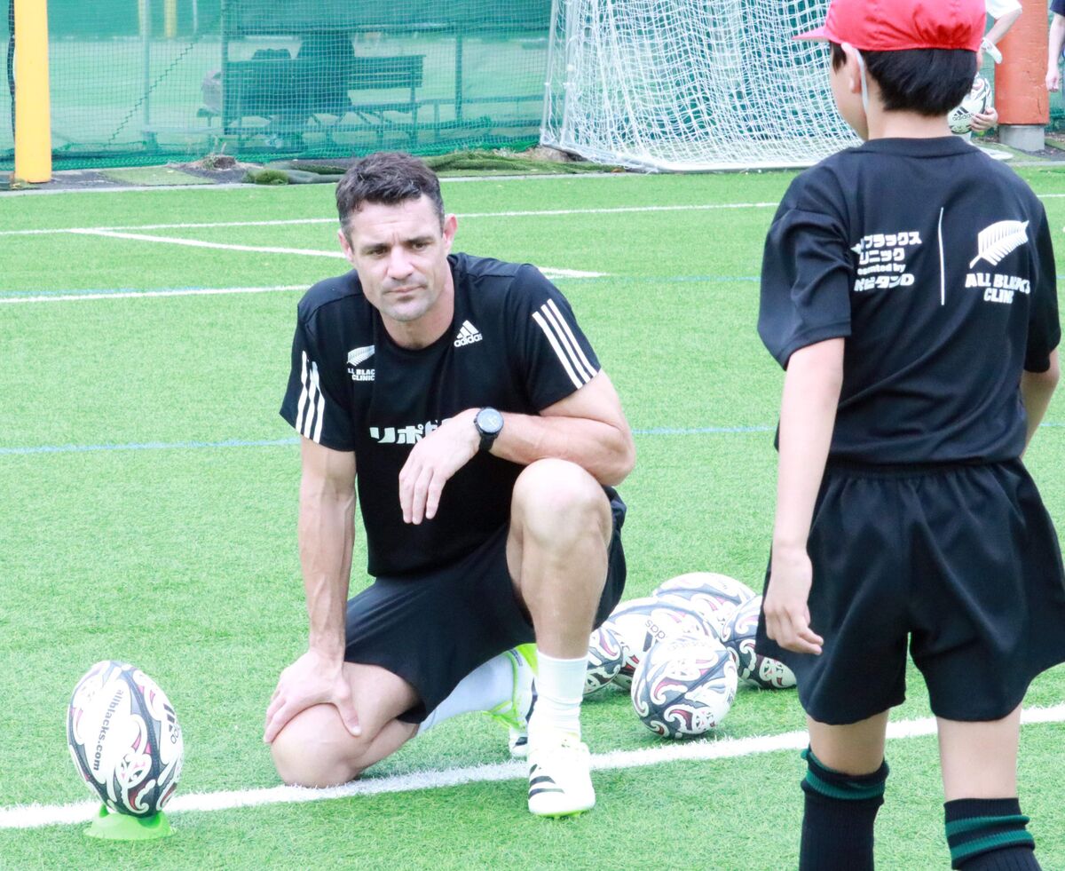 ラグビー元オールブラックスのレジェンドが子どもに指導 ダン