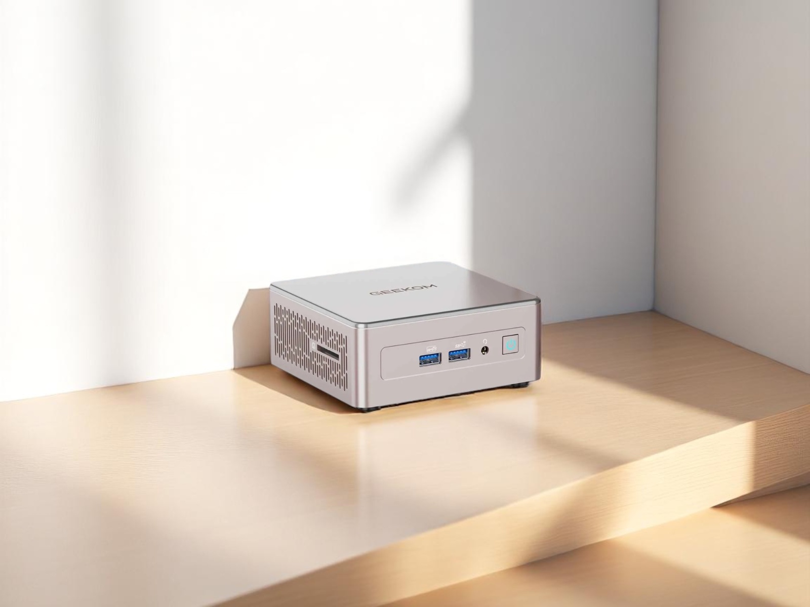 geekom_mini_pc_wooden_desk.jpg