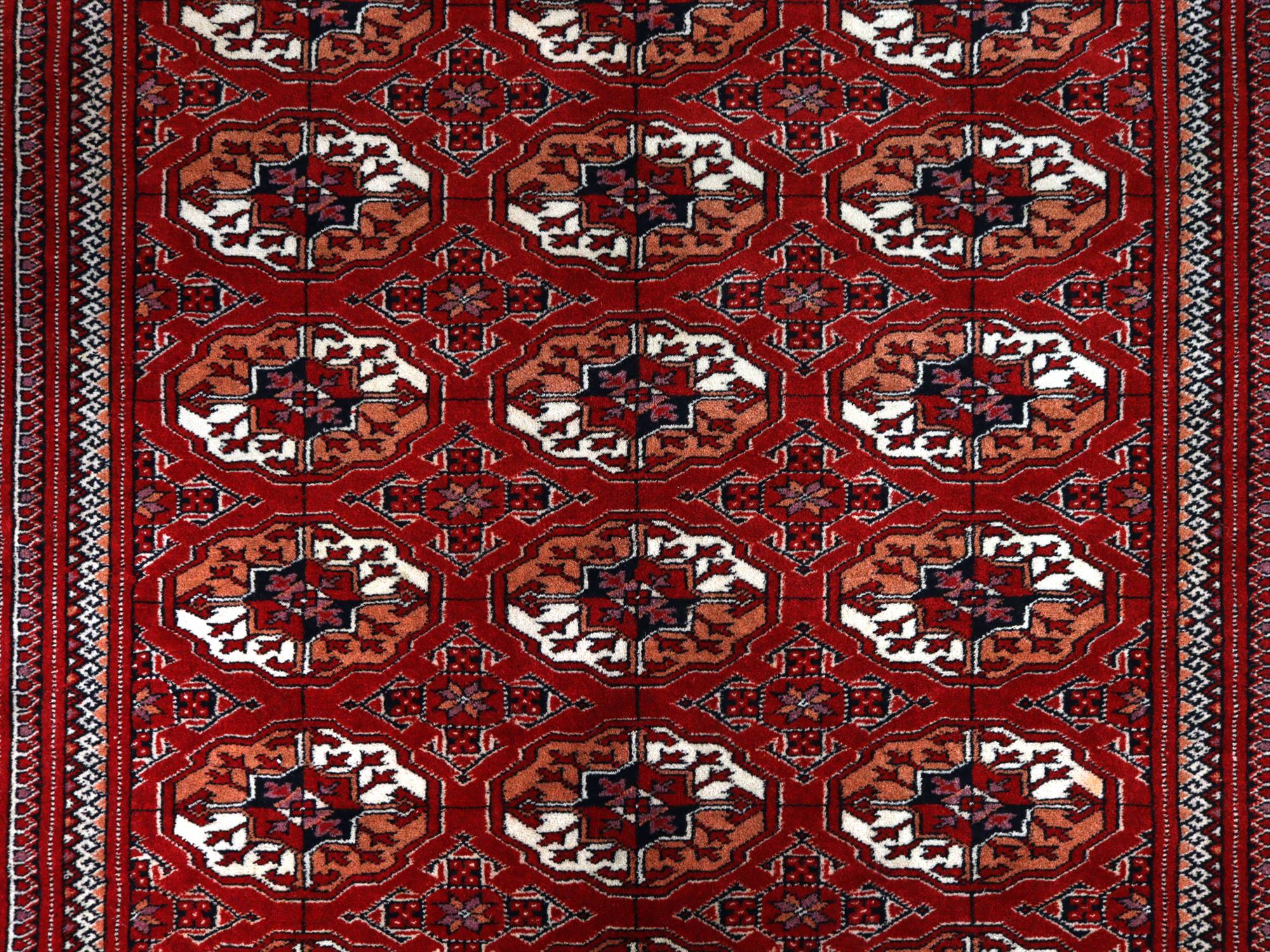 トルクメン族の絨毯 トライバルラグ208×134cm 連なるギュル文様 手織り