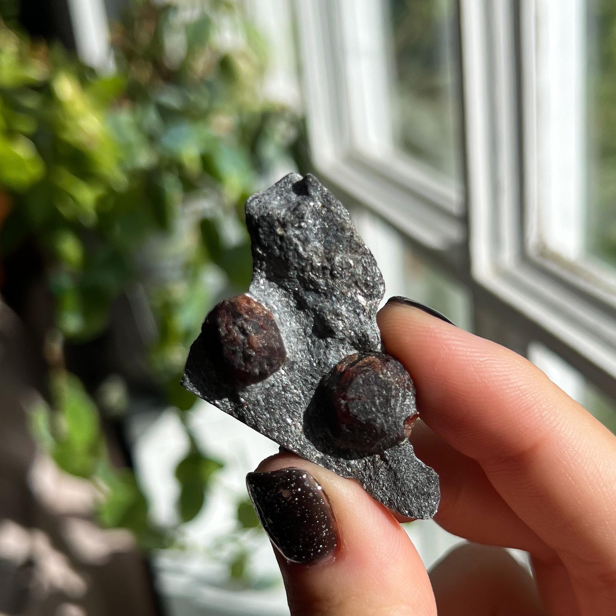 グラファイト板入りガーネット、レッドエンバーズ鉱山産クリスタル