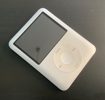 Apple iPod Nano 3rd Generation 4GB Silver PLEASE SEE DESCRIPTION