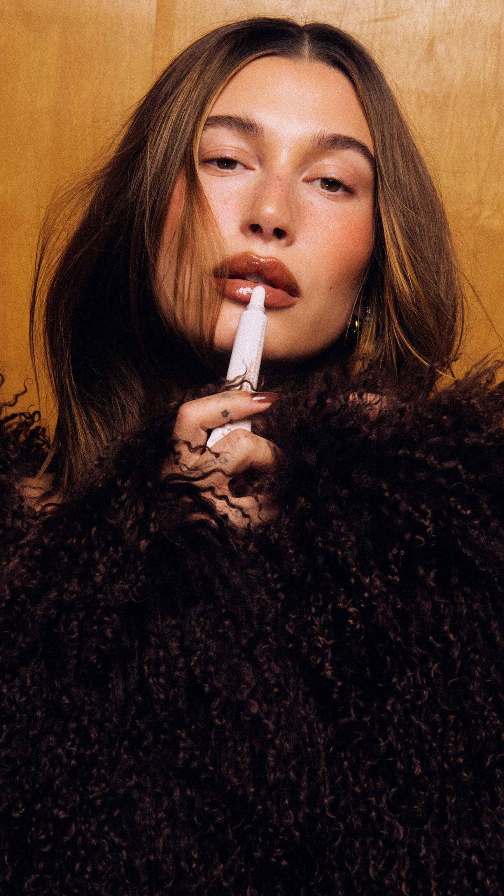 Hailey Bieber's Rhode drops new lip tint: Cinnamon Roll - ABC News