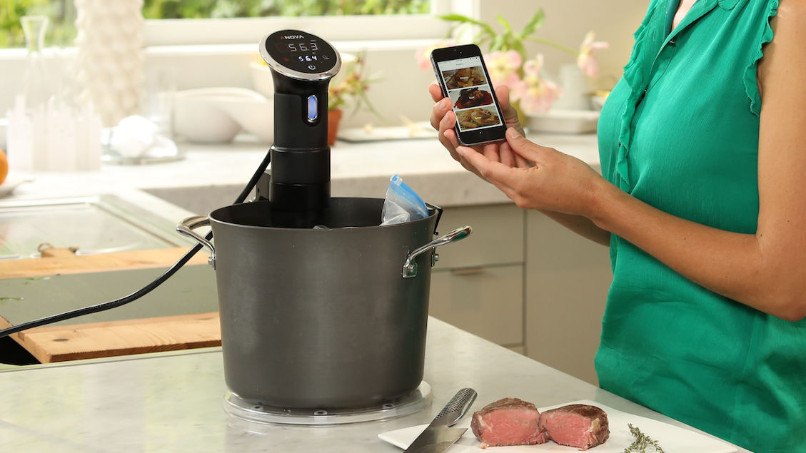 ボタン1つで自動真空調理法の極上料理が作れる料理グッズ「Anova