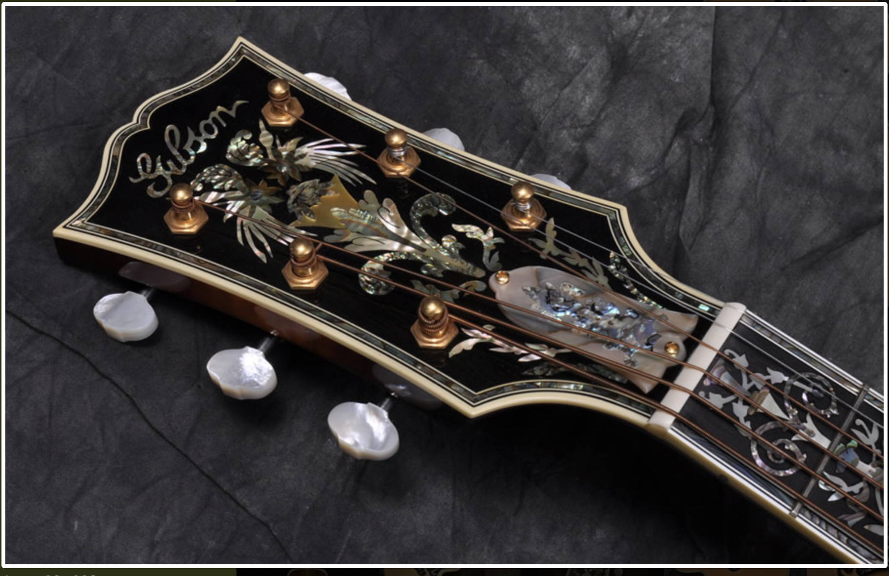 アコースティックギターJ200風カスタムしてます。