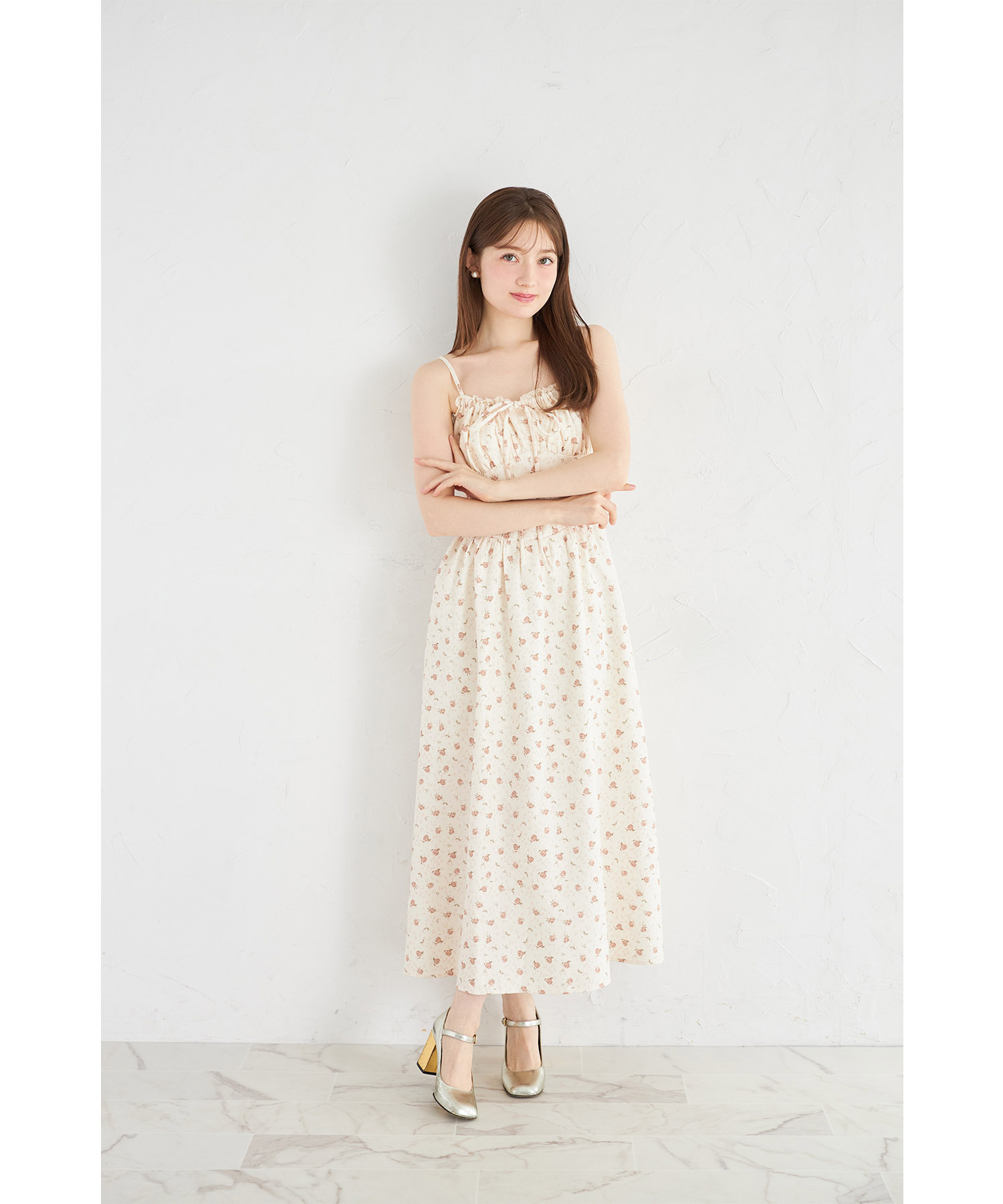 リボン付きフリルニットカーディガン×フラワープリントキャミ