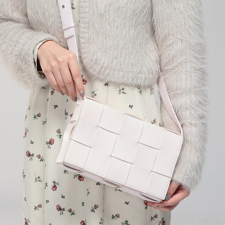 BOTTEGA VENETA (ボッテガ・ヴェネタ) イントレチャート レザー