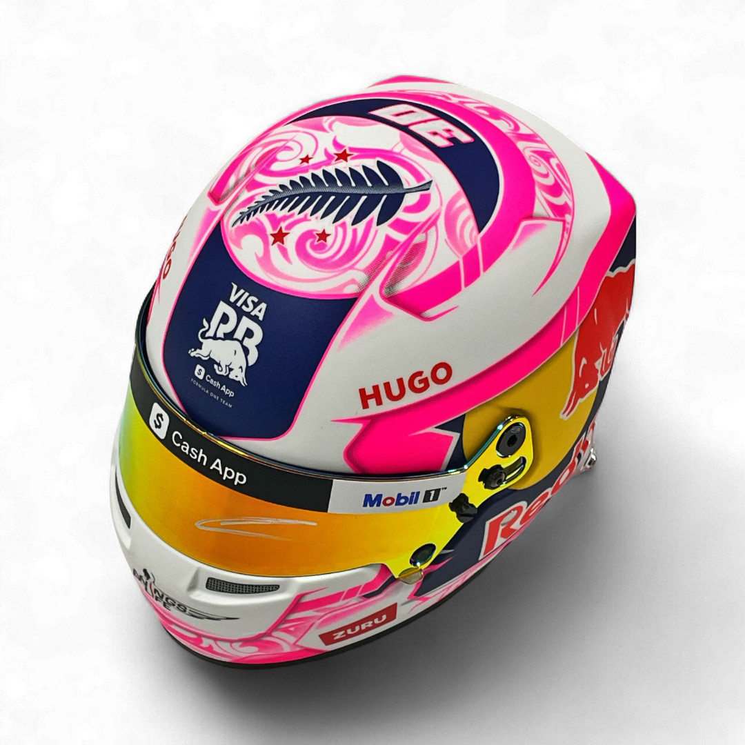 2025 L.ローソン直筆サイン入 レーシングブルズ 1/2ヘルメット F1