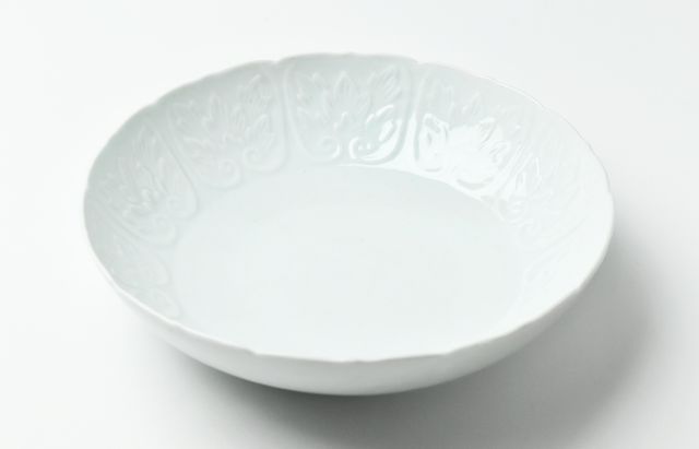 宮岡麻衣子 17 白磁陽刻牡丹文深鉢 ｜ 暮らしのうつわ花田 和食器 通販